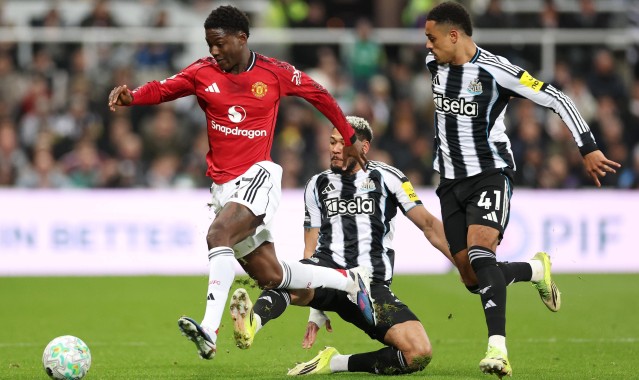 华体会官网-要素拉满，纽卡vs曼联上半场补时现红牌+点球+扳平剧情