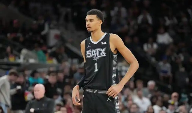 官宣罚单，冲入马刺主场和文班合影，男球迷受到什么处罚？|NBA|骑士|詹姆斯|文班亚马|圣安东尼奥马刺队_新浪体育_新浪新闻